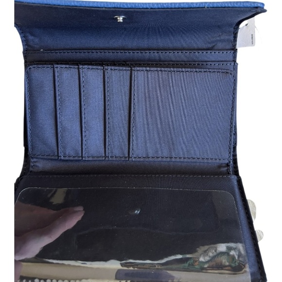 NWT Woman’s Tommy Hilfiger Faux Leather Folding Wallet With LOGO Design - Picture 6 of 9